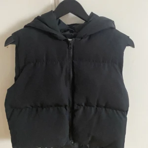 NA-KD väst med huva - Croppad puffer väst med luva Fint skick 