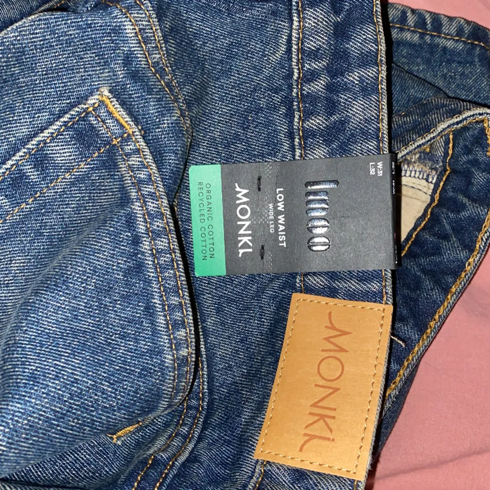 Säljer mina helt nya Lågmidjade jeans med vida ben från monki som aldrig blivit använda tyvärr, skriv om det finns några frågor💕. Jeans & Byxor.