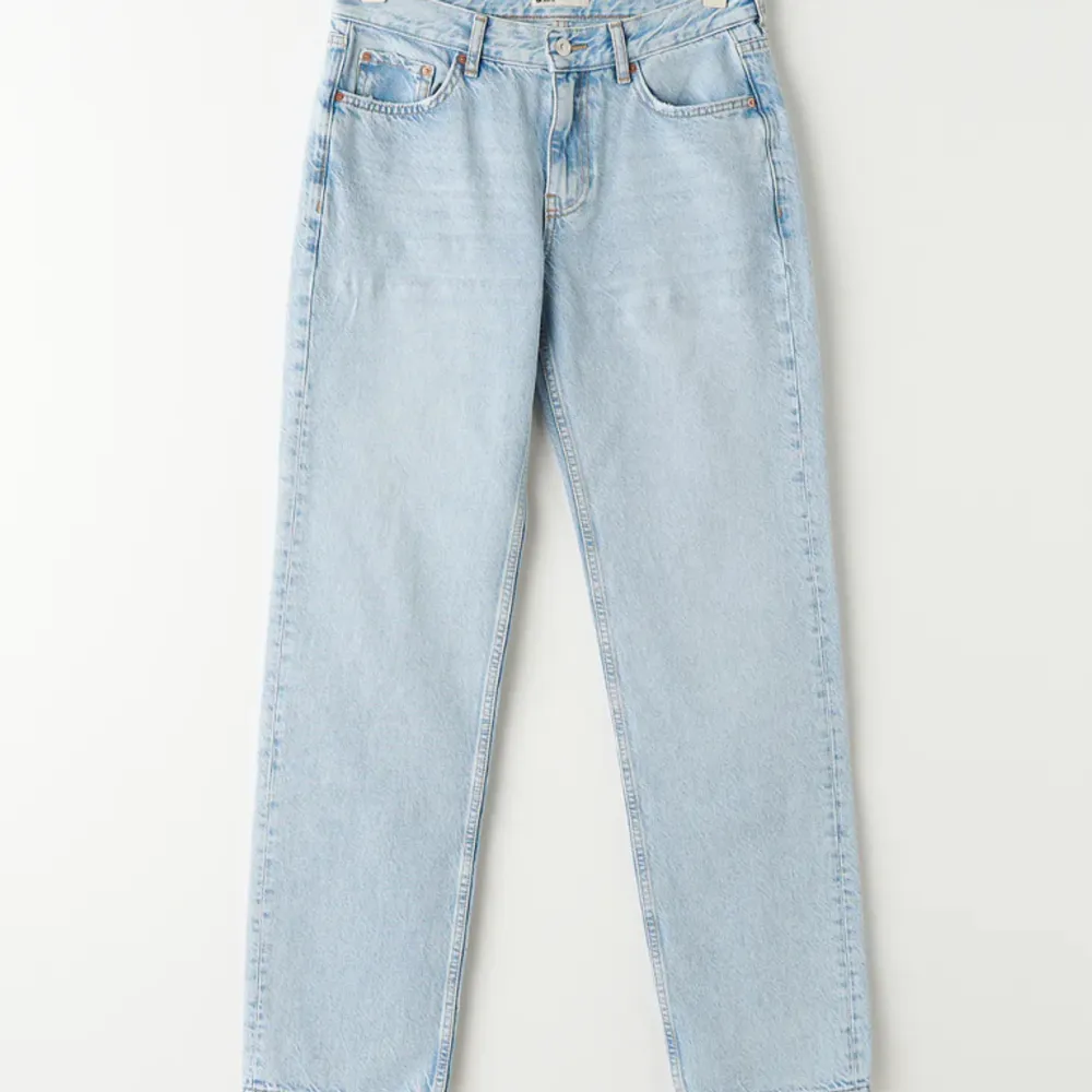 Oanvända low waist jeans från Gina Tricot, de är slutsålda på hemsidan!💙 . Jeans & Byxor.