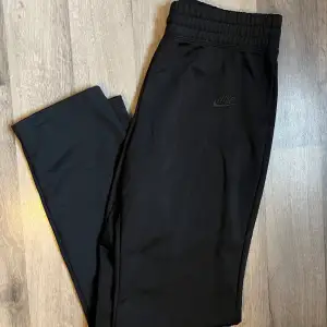 Ett par Nike byxor i VCT material med mjuk insida i storlek S. Endast använda en gång. Lite bredare ner till i modellen. Fungerar till både tjej och kille.