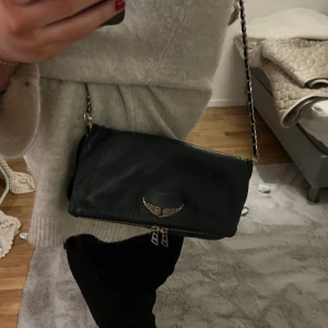 Zadig Voltaire väska  - Säljer nu min äkta(se bild 3) Zadig Voltaire väska. Superfin väska som är snygg och får plats med mycket❣️ Vid snabbt köp kan priset diskuteras!!