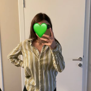 Grön skjorta  - Skjorta från bikbok, knappt använd därav inget att anmärka på.