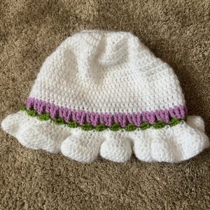 Virkat tulpan hatt - Handgjord virkad hatt/mössa med lila tulpaner
