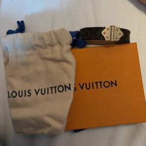 Säljer mitt Louis Vuitton nanogram armband. Nypris 3000kr. Kartong och dustag fås med.