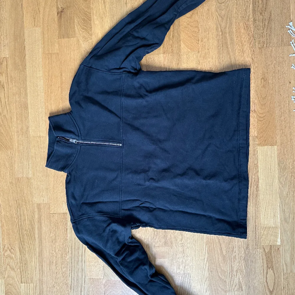 Very good conditon - regular fit . Hoodies.