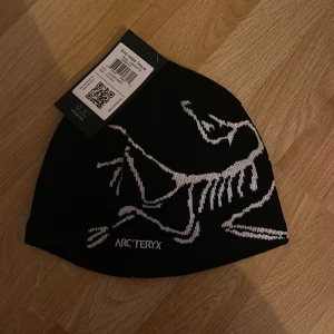 Arcteryx mössa - Helt ny med qr code o påse , skriv om du vill flera bilder 