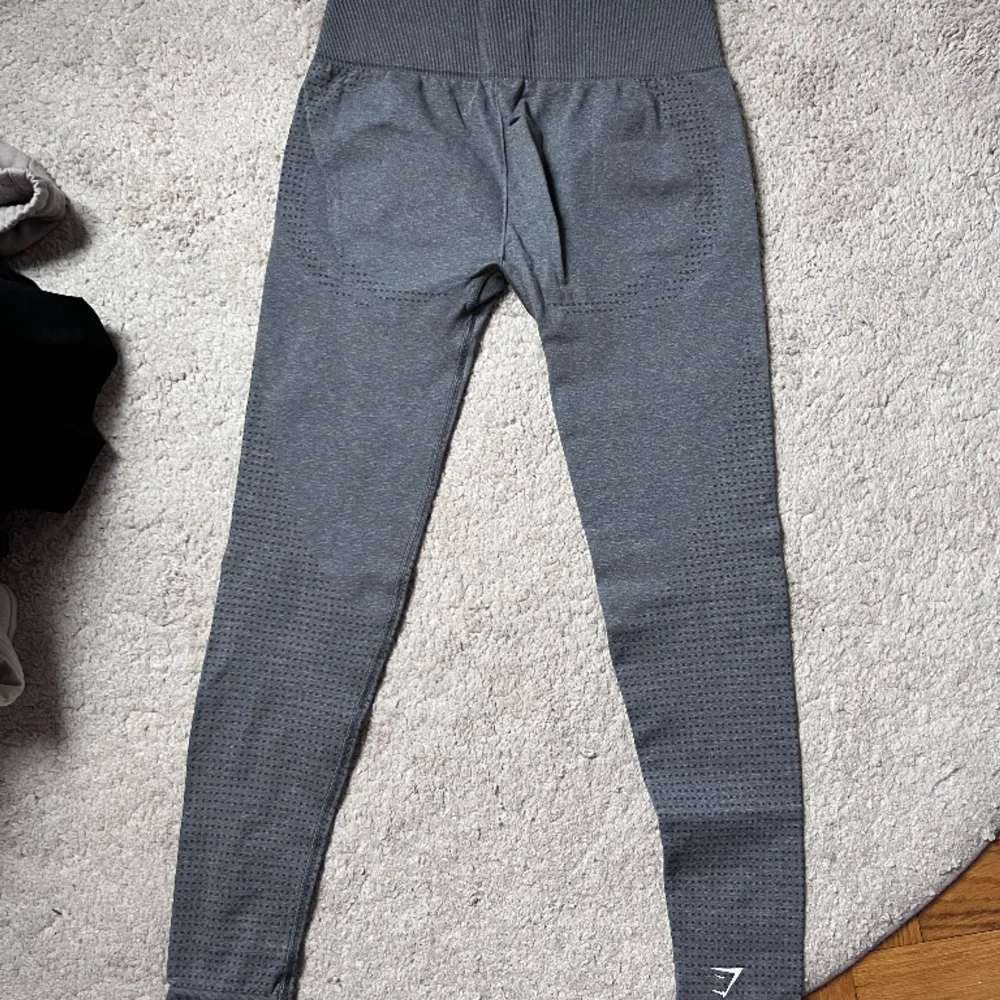 Gymshark Träningstights i storlek xs. Använd dom en gång. Grå färg. . Jeans & Byxor.