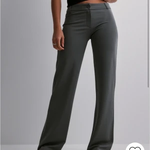 Lågmidjade kostymbyxor från Nelly - lapp kvar - Säljer då de var lite långa på mig! Sitter i övrigt jättefint på kroppen och perfekt grå färg 🤍 storlek Small, endast testade med lappar på   Har ett par i storlek S och ett i storlek M. Båda endast provade! 