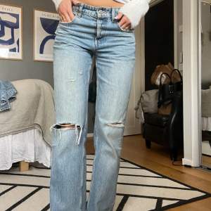 Jättesnygga mid/low waist jeans från Zara med slitningar på knäna🌸 fint skick och slutsålda! 
