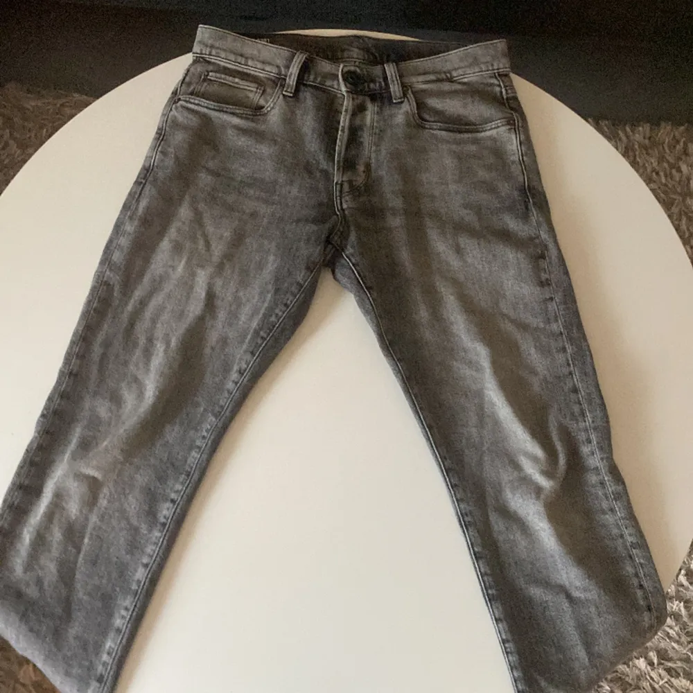 G-star raw jeans grå, använda 2-3 gånger. Ny pris ungefär 1100kr, säljer för 500kr pris kan diskuteras. . Jeans & Byxor.