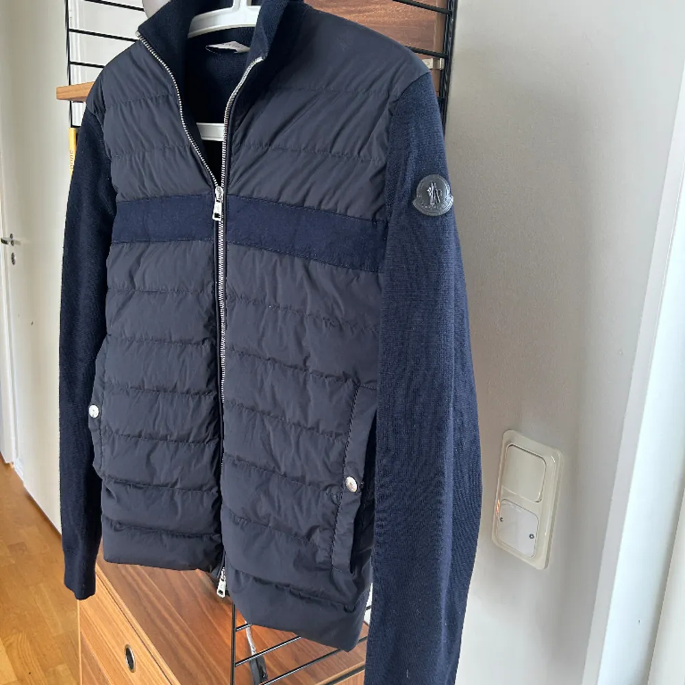 Tjena!  Säljer en Moncler cardigan  Skick: 9/10  Strolek: 1/s  Köpt ifrån heat N Lux kvitto finns!  Pris kan diskuteras vid snabb affär  . Jackor.