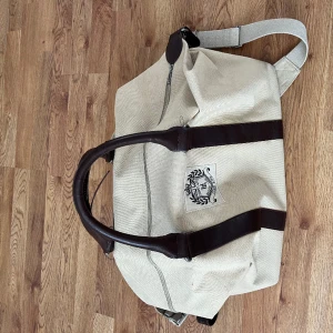 Weekend Bag från Henri Lloyd - Weekend bag från Henri Lloyd. Mått: Längd 54cm. Bredd 30cm. Höjd 39cm.  Använd men är i fint skick. Nypris 1599kr