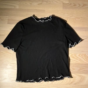 En väldigt fin tröja!! - Det är använd men i väldigt fint skick! Extremt skön och har fina detaljer😊