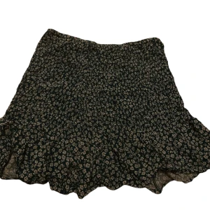 Gullig sommarkjol - Super gullig mörkgrön sommar kjol. Kommer ej till användning 