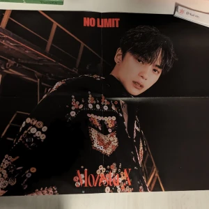 Minhyuk monsta x No Limit poster - Enbart förvarad i albumet, nyskick. Folded poster av Minhyuk från Monsta X, kommer från albumet No Limit version 2 Fler bilder kan fås om man önskar det☺️ Obs! Kan frakta med brev via Postnord, skriv isåfall vid köp.