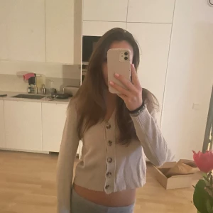 Beige kofta  - Skit snygg beige kropad kofta från zara