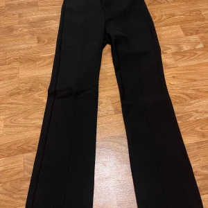 Kostymbyxor  - Elegant kostymbyxor köpt från zara och är oanvänd.Skulle rekommendera för dig som är lite längre o den passar även S och M vid midjan 