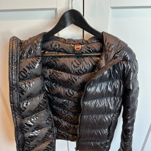 Colmar jacka  - Säljer min colmar jacka i storlek 40 som motsvarar storlek xs/s💕