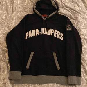 Hej säljer min parajumper hoddie som är jätte snygg och skön hoddie är en a kopia så ingen skillnad från den äkta endast att de står att den är en xl fast i själva verket är mer som en M ,hör av er vid funderingar 