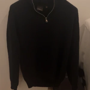 Oscar Jacobson half zip - En fräsh Oscar Jacobson half zip i storlek Small, den är hälften kashmir o hälften merinoull. Färgen är mörkblå och passar till allt. Nypriset på denna är 1500kr!