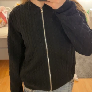 Kofta - Jättegullig kofta men kan nog användas som tunn jacka med. Köpt begagnat men är i mycket bra skick, inga hål eller fläckar💗