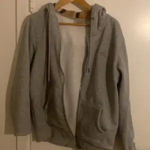 Nu har vi inne en zip hoodie av klass. En grå burberry zip som är svår att få tag på. Om du letar efter ett fint plagg till ett dunder pris har du kommit rätt👌. Skick 9/10. Pris 999kr👍