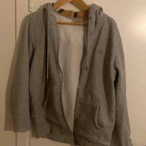 Burberry zip - Nu har vi inne en zip hoodie av klass. En grå burberry zip som är svår att få tag på. Om du letar efter ett fint plagg till ett dunder pris har du kommit rätt👌. Skick 9/10. Pris 999kr👍