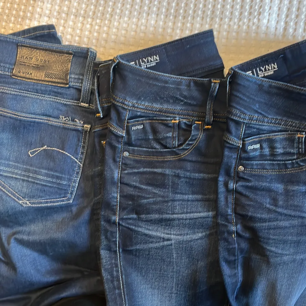 3 par blåa jeans. Ett par 3301 25/30, ett par Lynn mid skinny 27/30 oanvända, ett par Lynn mid skinny 27/30 obetydligt använda 500kr för 3301, 600kr/par för Lynn . Jeans & Byxor.