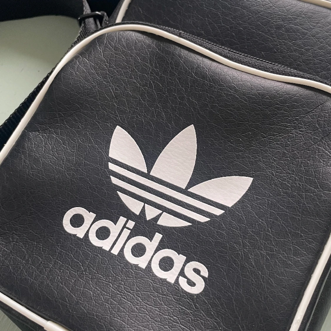 Svart Adidasväska.  - 90