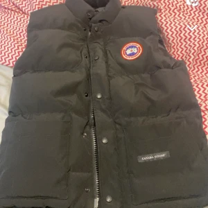 Canada goose väst strl S - Endast använd 3 gånger!