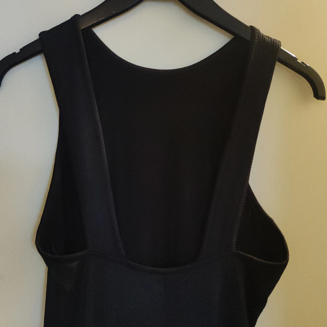 Ribbad klänning med öppen rygg, oanvänd - 90