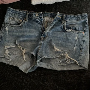 Jeansshorts - Säljer mina jättefina jeansshorts som tyvärr är för stora för mig!❤️