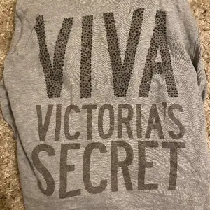 En skitsnygg och ball tröja som kommer ifrån Victoria Secret. Tröjan är supersnygg och är t.om kluven på att sälja. Den har fin text där bak där det står viva Victoria Secret med diamanter. Vill bli av med alla mina kläder så snabbt som möjligt!!!