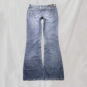 Midja: 78 Innerben: 79 Vintage Levis jeans I bootcut. Hittar ingen storlek men uppskattar runt w28 (använd mått). Något smånötta, nötta fotändar och läderlapp. Men överlag mycket bra skick🤍