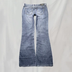 Levis jeans  - Midja: 78 Innerben: 79 Vintage Levis jeans I bootcut. Hittar ingen storlek men uppskattar runt w28 (använd mått). Något smånötta, nötta fotändar och läderlapp. Men överlag mycket bra skick🤍