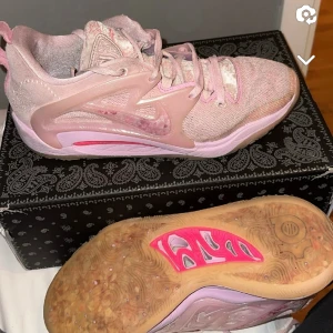 Kd 15 aunt pearl  - Storlek 43, box finns, dom är beat men går fortfarande att köra i 