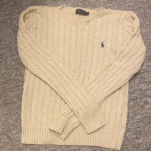 Ralph lauren  - Säljer denna stickade Ralph lauren kofta för att det inte kommer till användning  Skriv privat för frågor 