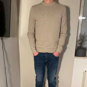 Massimo dutti tröja - Säljer nu denna tröjan från Massimo dutti. Ny pris: 600, mitt pris: 299, Skick: 9/10, storlek: S, hör av är om ni har några frågor.  Mvh Wilmer🙂