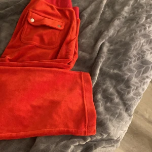  Juicy byxor  -  Väldigt fint skick, köpte dom för 1000 skriv jättegärna vid intresse🫶🏻