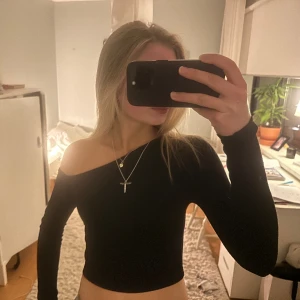 Zara festopp - Säljer denna superfina topp från zara, använd fåtal gånger❣️