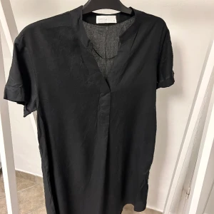 Svart klänning  - Svart klänning i xs, perfekt som strandklänning.☀️ Aldrig använd! 89kr