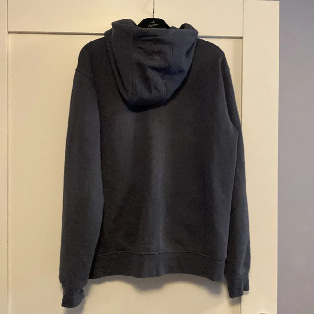 Ny skick kvalitet 10/10 har använt den 3 gånger . Hoodies.