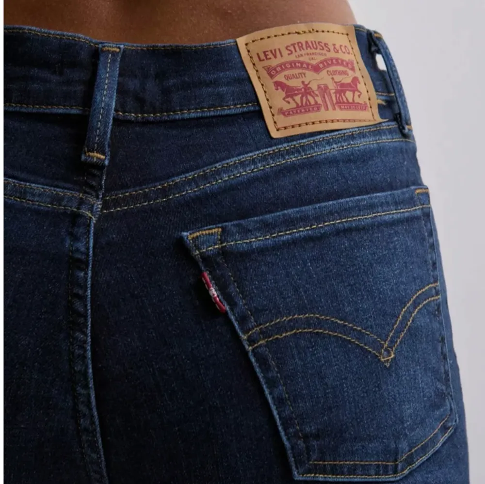 Fina nästintill oanvända jeans som inte kommer till användning. Kan mötas upp i Örebro eller frakta genom plick 💛. Jeans & Byxor.
