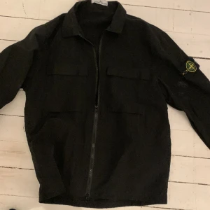 Stone island jacka - Tjena säljer nu min stone island jacka som är en M men passar även S skriv om du undrar något priset går att diskutera vid snabb affär