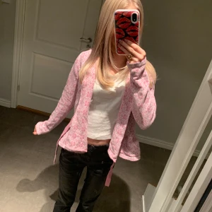 Rosa kofta - Säljer denna jätte fina koftan som är ifrån Chelsea i storlek s säljer den pågrund av att får ingen användning av den har använt den typ 4-6 gånger kontakta mig om frågor osv!💕