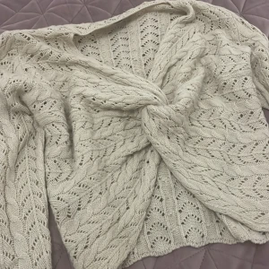 Beige knuttröja - Använd ett fåtal gånger. Kommer inte till användning längre. Passar bra till ett vitt linne under. Pris kan diskuteras