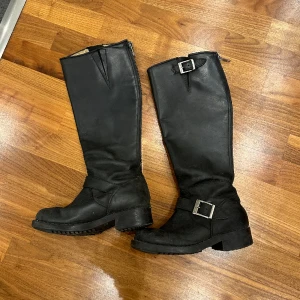 Johhny Bulls - Säljer mina super snygga Johnny Bulls för mindre än halva priset✨ (köpta för 2000kr) Självklart helt äkta (se andra bilden) Köpta för 3 år sedan och använda under den vintern samt våren🌸 Pris går att diskuteras vid snabb affär. 