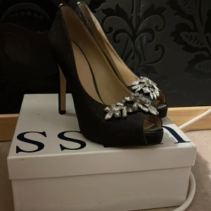 Klackskor  - Äkta guess skor i st 37, låda medföljer rätt så bekväma att gå med pris går att diskutera. 