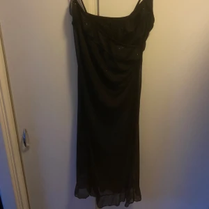 Klänning - Snygg glittrig halv-mesh klänning med små prickar och omlott framtill, material och färg syns bättre på andra bilden! Köpt second hand men ursprunligen från ett italienskt märkte, bara använd en gång! Står ingen storlek men skulle säga M/L✨