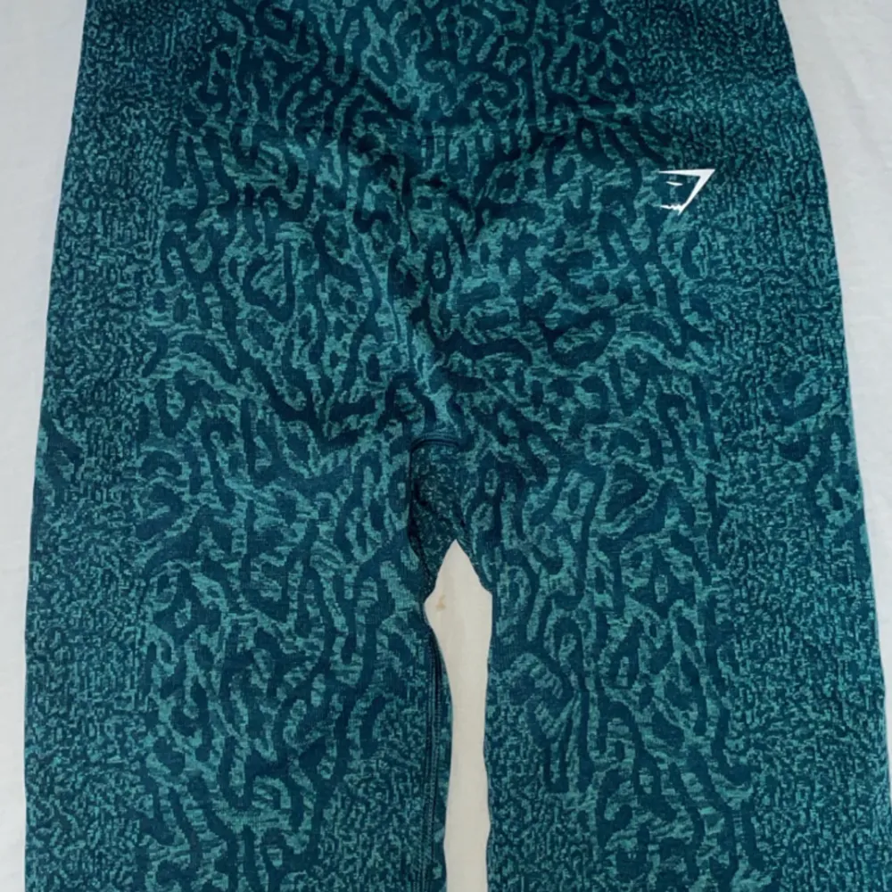 Ett par grön/blå gym shark shorts, använda ca 2 gånger i storlek M. Köpare står för frakt. Shorts.